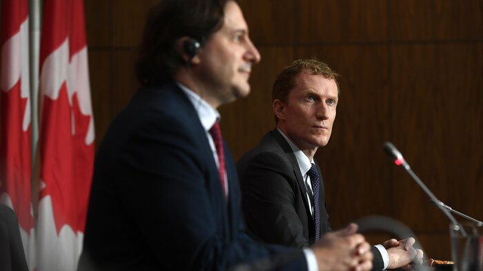 Marc Miller (à droite) et Marco Mendicino, lors d'une conférence de presse.