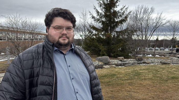 une homme sur le campus