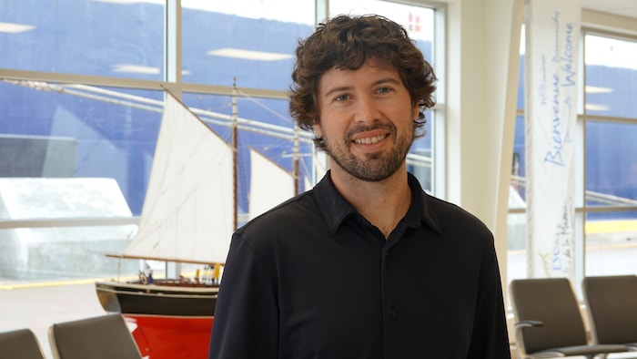 Marc-Olivier Massé photographié lors d'une annonce au terminal de croisières en novembre 2024.
