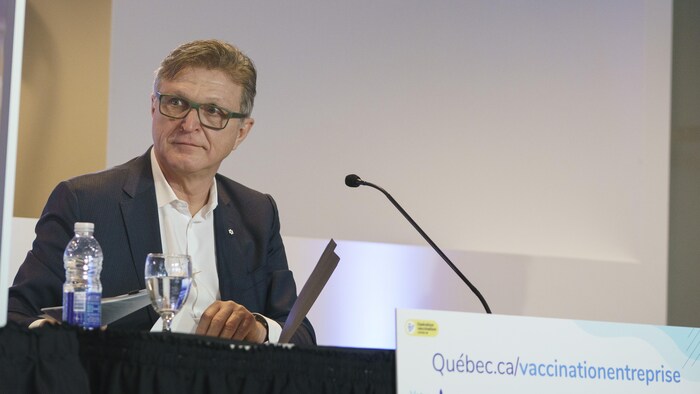 Le président et chef de la direction de CAE, Marc Parent, assis durant une conférence de presse.