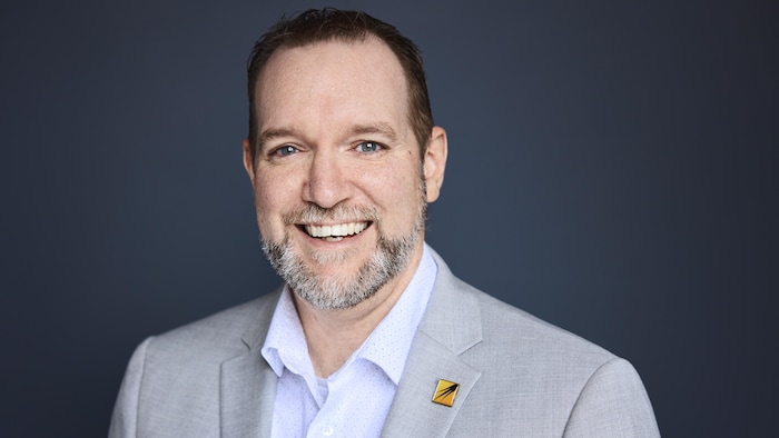 Marc Pelletier souriant à la caméra.