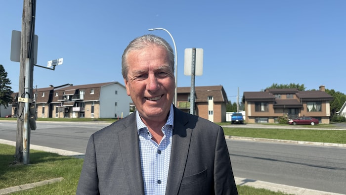 Un homme souriant