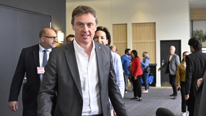 Marc Tanguay se dirige vers les micros des journalistes.