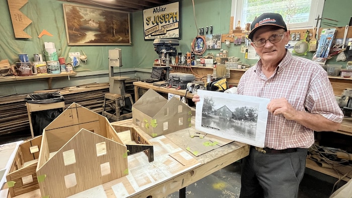  une en carton, l'autre en bois.