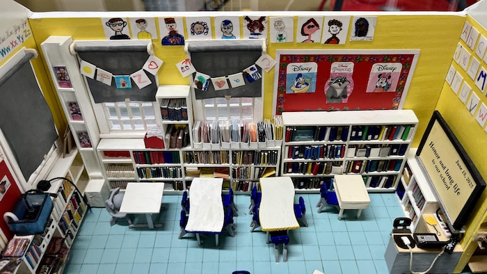  les bureaux, les chaises, des bibliothèques, des dessins d'enfants aux murs.
