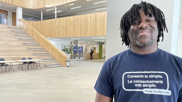 Marcel Aliman dans l’atrium de l’Université Laurentienne.