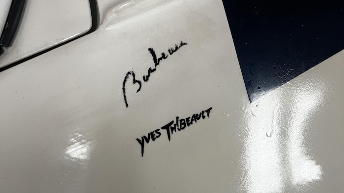 La signature de l'artiste Marcel Barbeau, encore visible sur la Porsche.