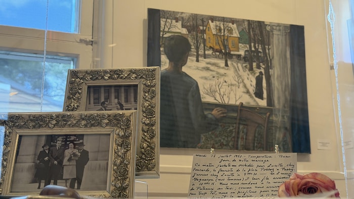 Des photos de son mariage avec l'une de ses œuvres en arrière-plan. 