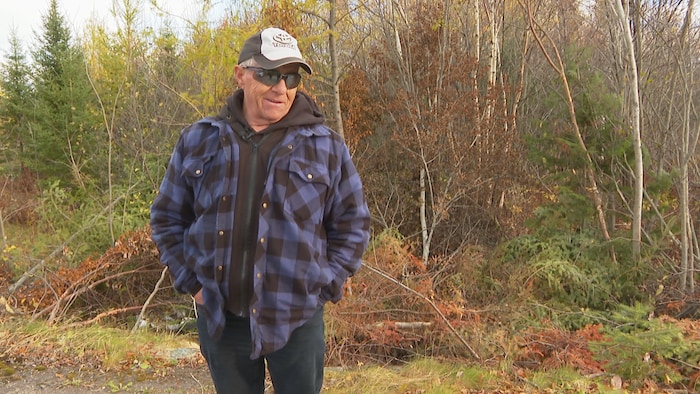 Marcel Thibodeau debout sur le terrain proposé. 