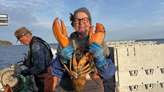 Marcelle Jenniss tient un homard.