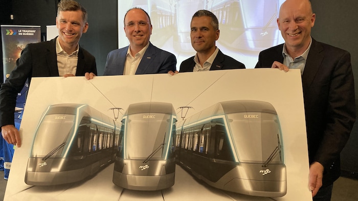 Le maire de Québec et le directeur du Bureau de projet du tramway en compagnie de représentants d'Alstom, partenaire du projet de tramway.