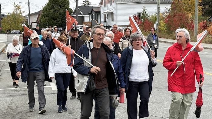 Plusieurs personnes manifestent dans la rue.