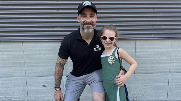 Ryan Hutton, agent de police et membre de l’équipe de santé mentale du Service de police du Grand Sudbury et sa fille.