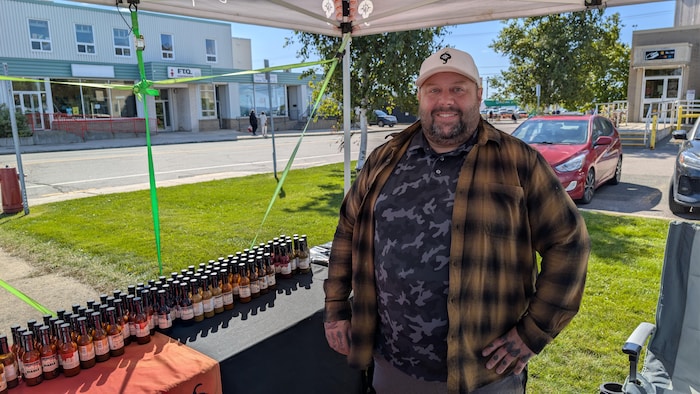 Patrick Bergeron sourit derrière son étal.