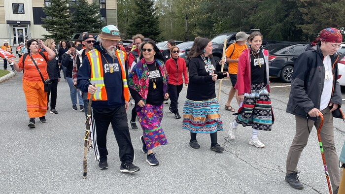 Une centaine de personnes marchent pour la réconciliation à Val-d’Or ...