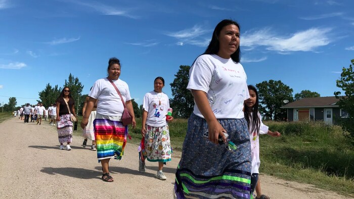 Les membres de la Première Nation de Roseau River au Manitoba ont marché mercredi dans leur communauté, le 10 août 2022.