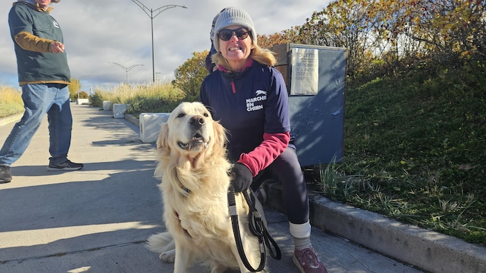 Une femme prend la pose avec son chien. 