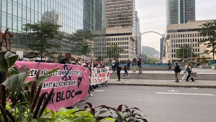 Des manifestants dans le centre-ville de Montréal.