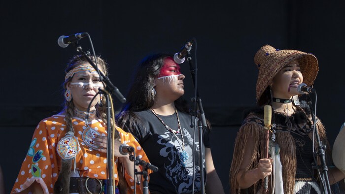 Trois femmes autochtones sur scène.