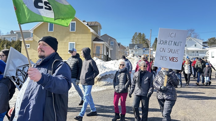 Des manifestants dans une rue de Pohénégamook.