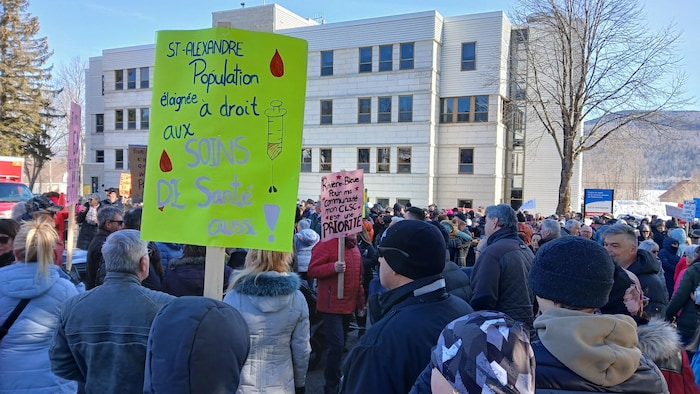 Des manifestants rassemblés devant le CLSC de Pohénégamook.