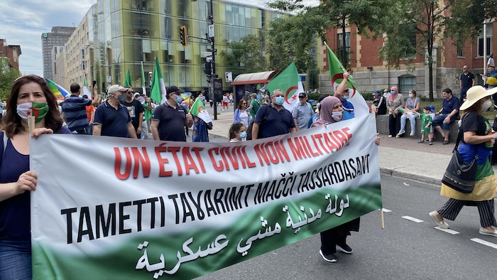 كنديون جزائريون يتظاهرون أمام القنصلية الجزائرية في مونتريال عام 2020 للمطالبة بـ’’دولة مدنية وليس عسكرية‘‘. 