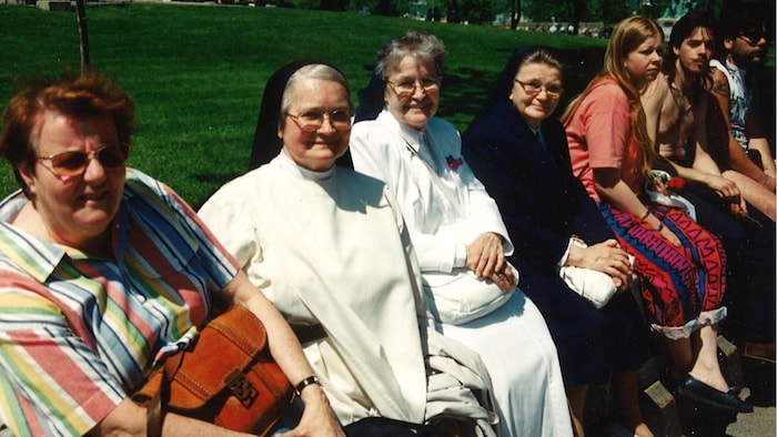 Des religieuses se joingnent au rassemblement du Pain et des roses à Québec, en 1995.