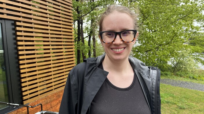 Une femme souriante.