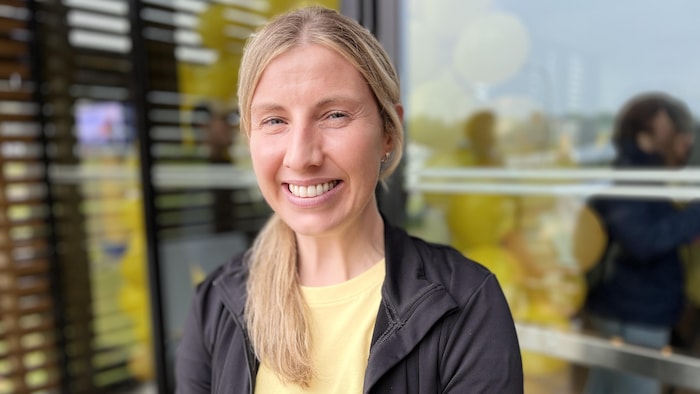 Une femme souriante