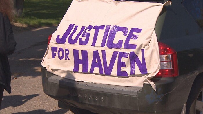 Une voiture avec une inscription "Justice for Haven” à l'arrière.