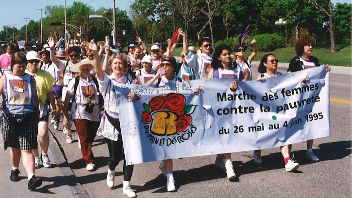 Les femmes marchent de Montréal et Longueuil vers Québec. Photo prise sur la route en 1995.