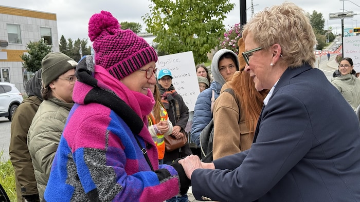 Suzanne Blais au milieu de plusieurs femmes.