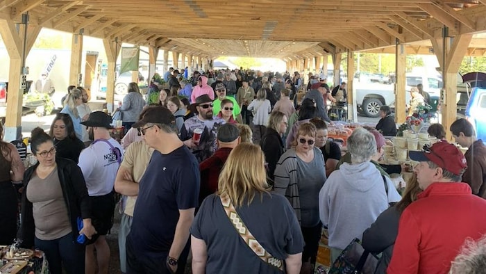 Beaucoup de gens circulent au Marché des fermiers Mountjoy à Timmins le 30 mai 2026.