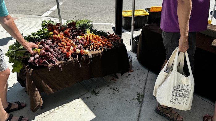 Un basal   de légumes au marché des fermiers de Regina au parc Victoria, le 7 juillet 2025.