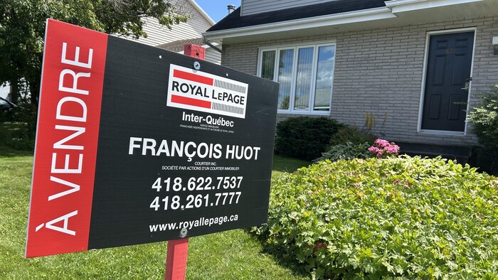 Une pancarte de courtier immobilier.