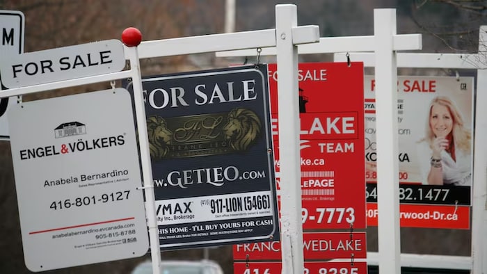 Des panneaux « à vendre ».