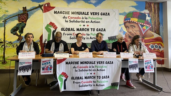 Six personnes attablées en conférence de presse.