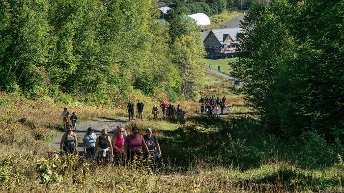 Des personnes en pleine ascension du Mont.