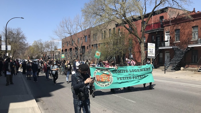 Des manifestants marchent dans une rue de Montréal.