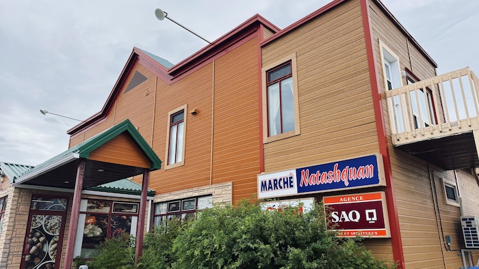 La façade du marché Natashquan, à Natashquan.