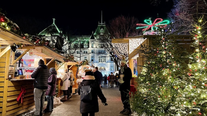 Des visiteurs au milieu de kiosque, la nuit.