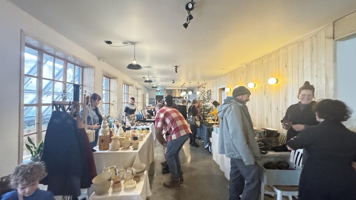 Quelques visiteurs devant les kiosques au Projet La Ruche.