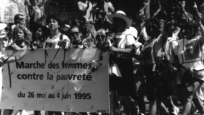 Marche Du pain et des roses en 1995. Francois David et d'autres marcheuses à leur arrivée à Québec.