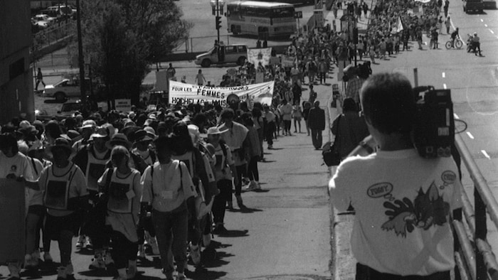 Départ de la marche Du pain et des roses en 1995. La foule marche.