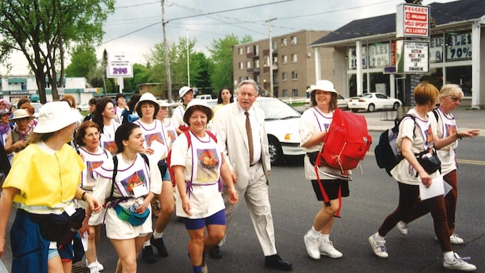 Le premier ministre du Québec de l'époque, Jacques Parizeau, prend part à la marche Du pain et des roses en 1995.