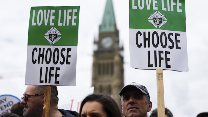 Des gens participent à la «Marche pour la vie» sur la colline du Parlement à Ottawa, le jeudi 9 mai 2024.