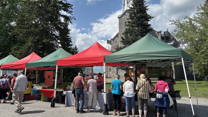 Le Marché public de La Sarre accueille producteurs et citoyens au stationnement de l'église St-André.
