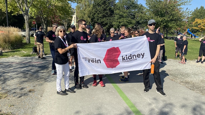 Des marcheurs tiennent une banderole de la Fondation du rein.