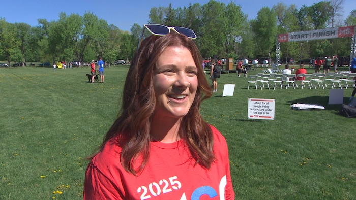 Une femme souriante debout dans un parc à Winnipeg, le 25 mai 2025.