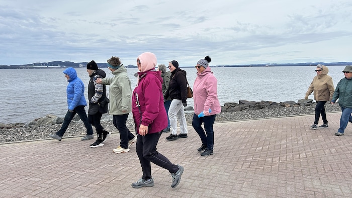 Un groupe de personnes marchent.